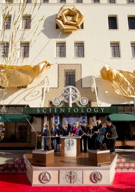 David Miscavige styreformannen for Religious Technology Center og kirkelig leder av Scientologireligionen sto for åpningen. Medlemmer og medarbeidere ved kirken i Sacramento sluttet seg til ham på scenen da snoren skulle klippes over.