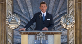 David Miscavige, styreformannen for Religious Technology senter og kirkelige leder av Scientologi-religionen, innviet den nye Scientologikirken i Los Angeles 24. april 2010, sammen med lokale ledere, embetsmenn og 6000 scientologer og gjestene deres.