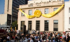 Lokale og embetsmenn henvendte seg til mengden på tusen mennesker og bød Scientologi Livsforbedringssenteret velkommen til Braamfontein-distriktet i Johannesburg. 
