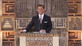 David Miscavige, den kirkelige lederen av Scientologi-religionen og styreformann i Religious Technology senter, ledet an seremonien og han fikk selskap av dignitarer, samt lokale og nasjonale ledere til åpningen av dette kulturelle landemerket. 