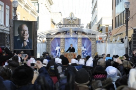 1500 scientologer og gjester fra hele Canada og USA fylte gaten på 665 Rue Saint-Joseph i sentrum av Nouvo Saint-Roch distriktet for å feire den nye kirken.
