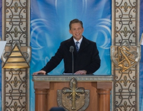David Miscavige, styreformann i Religious Technology Center og Scientologi-religionens kirkelige leder, sto for innvielsen av den nye Scientologikirken i Québec / Eglise de Scientologie de Québec.