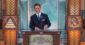 David Miscavige, den kirkelige lederen av Scientologi-religionen og styreformann i Religious Technology senter, ledet an seremonien og han fikk selskap av dignitarer, samt lokale og nasjonale ledere til åpningen av dette kulturelle landemerket.