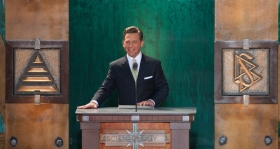 David Miscavige, den kirkelige lederen av Scientologi-religionen og styreformann i Religious Technology senter, ledet an seremonien og han fikk selskap av dignitarer, samt lokale og nasjonale ledere til åpningen av dette kulturelle landemerket.