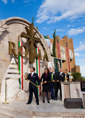 David Miscavige førte an da snoren skulle klippes over for å åpne den nye Scientologikirken i Roma og han fikk selskap av kirkens administrerende direktør, samt dignitarer som markerte den største veksten på 30 år for Scientologi i Italia.