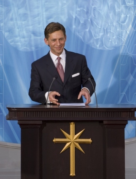 David Miscavige, kirkelig leder av Scientologi-religionen, innviet Spanias nasjonale Scientologikirke og ønsket de tusen tilstedeværende velkommen til sin nye kirke.