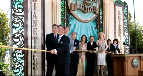 Miscavige sto for å klippe over snoren og fikk selskap av kirkens ledere og spesielle gjester til å åpne dørene for alle til Nashville Scientologikirke og Celebrity Centre.