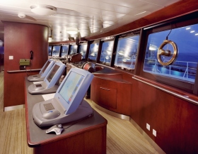 Den fullt ut digitale broen på Freewinds med sitt state-of-the-art Kelvin Hughes radar system, og dets panoramavinduer som gir en 360-graders utsikt.