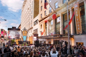 Umiddelbart etter at snoren var blitt klippet utenforfor Scientologikirken New York, gikk gjestene gjennom dens dører for å bese byens nye kirke for første gang.