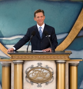 «Hovedsaken er den samme for de siste 80 årene og deretter: Fort Harrison er og vil alltid være et landemerke og hjem for alle i Clearwater,» sa David Miscavige, kirkelig leder av Scientology-religionen, før snoren ble klippet for dette restaurerte landemerket.